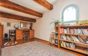 Zimmer mit Bücherregalen und Fenster in der Unterkunft Awesome Home In Frjus With Wifi in Fréjus