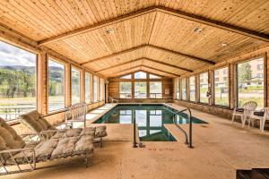 Habitación grande con piscina en una casa en Timberbrook Village Condo Community Pool, Hot Tub, en Brian Head