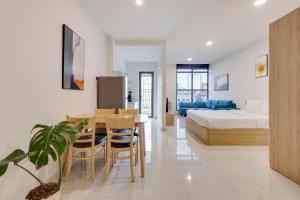 een slaapkamer en een woonkamer met een bed en een tafel bij Saigonroyal Residence - Smile Home -luxury Infinity pool in Ho Chi Minh-stad