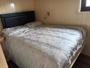 Postel nebo postele na pokoji v ubytování Rathgillen Cabin