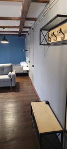ein Wohnzimmer mit einem Sofa und einem Tisch in der Unterkunft Квартира Люкс (Мира 1) in Balqasch