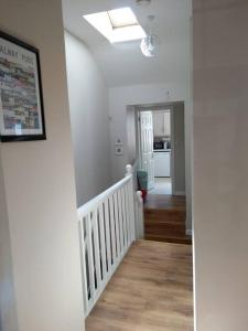 un couloir avec un escalier menant à une maison dans l'établissement 2 Bed City Center Apartment, à Galway