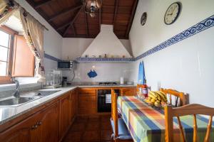Kuchnia lub aneks kuchenny w obiekcie CASA CRUZ EL LLANO