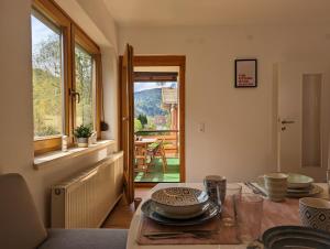 a dining room with a table and a window at Angerpartments-Sonnige große Wohnung mit Balkon und kostenlosen Parkplatz in Döbriach