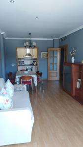 sala de estar con sofá blanco y mesa en Apartamento playa Cambrils Torresol 2, en Cambrils