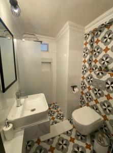 een badkamer met een witte wastafel en een toilet bij Garden Palace Boutique Hotel in Kuşadası