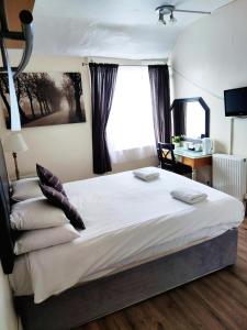 1 dormitorio con 1 cama grande y ventana en Kipps Brighton, en Brighton & Hove
