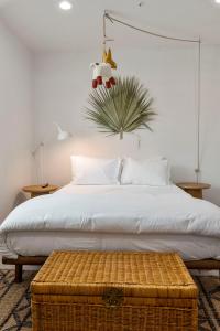 Postel nebo postele na pokoji v ubytování Stavros Sweet Suites + 79 fotografií