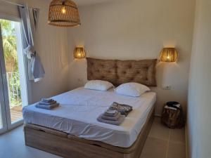 a bedroom with a bed with towels on it at Casa El Sueño in Jávea