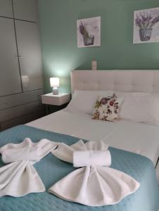 Una cama con dos toallas encima. en Sophie's Village House, en Myrtos