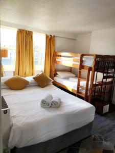 2 łóżka w pokoju z 2 łóżkami piętrowymi w obiekcie Kipps Brighton w Brighton and Hove