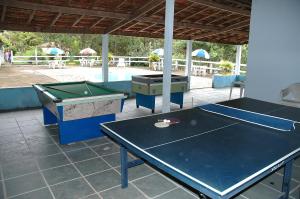 due tavoli da ping pong in un padiglione con una palla da ping pong di Pousada & Camping Serras Verdes a Conservatória