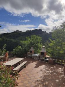 un banco en un patio con vistas a la montaña en Aromas de Coraín, en Cangas de Onís