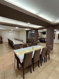 - une salle de conférence avec des tables et des chaises dans l'établissement PANSION KATA, à Međugorje