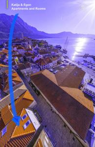 een luchtzicht op een stad met gebouwen en het water bij Apartments and Rooms Katija & Egon in Korčula