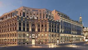 un gran edificio con luces delante en SUARA Apartamentos 3, en Madrid