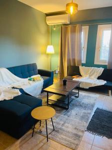 Sala de estar con 2 sofás y mesa en Aegina luxury apartments, en Aegina Town