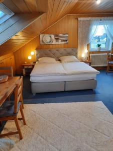 una camera con un grande letto e un soffitto in legno di Privatzimmer in Augsburg-Haunstetten a Augusta (Augsburg)