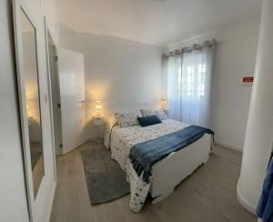 sypialnia z łóżkiem w białym pokoju w obiekcie Friends Place w mieście Praia da Vitória