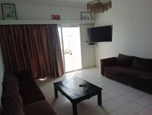 un salon avec un canapé et une table basse dans l'établissement Superbe appartement pied et vue sur mer, à Taghazout