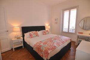 ein Schlafzimmer mit einem großen Bett und einem Fenster in der Unterkunft Palais Albert . 2-Bedroom Apartment -Ponteil Beach in Antibes