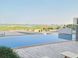 uma grande piscina no topo de um edifício em Luxury apartment in Yas Island em Abu Dhabi