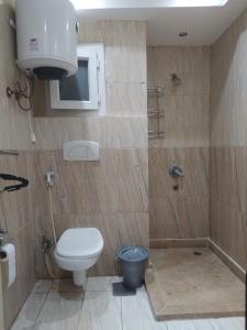 een badkamer met een toilet en een douche bij Sharm El Sheikh flat 2 bedrooms in front of pool in Sharm El Sheikh