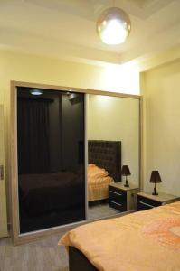 een slaapkamer met een spiegel en een bed erin bij Sharm El Sheikh flat 2 bedrooms in front of pool in Sharm El Sheikh