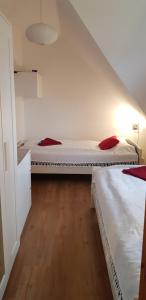 ein Schlafzimmer mit 2 Betten in einem Zimmer mit einer Treppe in der Unterkunft Ferienhaus Knopf -direkt am Küstenwald in Zinnowitz