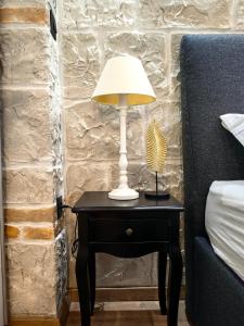 une lampe sur une table à côté d'un lit dans l'établissement Apartments Lana Spalato, à Split