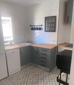 a kitchen with a sink and a counter top at Apartamento La Muralla in Talavera de la Reina