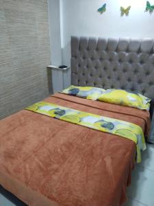 1 dormitorio con 2 camas y cabecero grande en Casa 39-37 en Cartagena de Indias