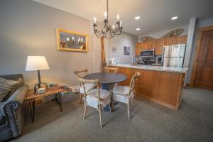 Springs 8806 في كيستون: مطبخ وغرفة طعام مع طاولة وكراسي