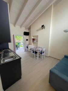 een woonkamer met een bank en een tafel bij Casa Tortora in Gravedona