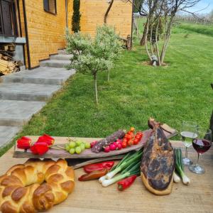 - un plateau de légumes et de pain sur une table dans l'établissement Gozdarjeva hiška M&K, à Dobrovnik