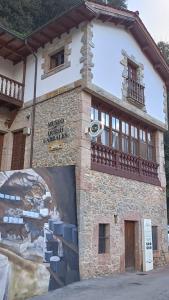 een gebouw met een schilderij aan de zijkant bij Precioso apartamento a pie de montañas y playas in Carreña de Cabrales 