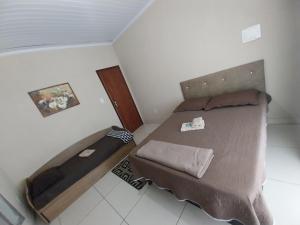 - une petite chambre avec un lit dans l'établissement Projetada com Joao, à Campos dos Goytacazes