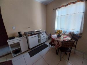 Il comprend une cuisine équipée d'une table, d'un évier et d'une cuisinière. dans l'établissement Projetada com Joao, à Campos dos Goytacazes