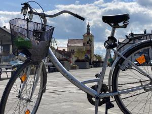 Una bicicleta con una cesta aparcada en una calle en Apartament Villa Olivia, en Szczebrzeszyn