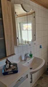 y baño con lavabo y espejo. en Ferienwohnung Am Berggipfel en Wieda