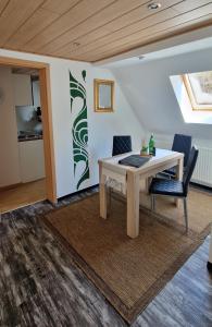 - une salle à manger avec une table et deux chaises dans l'établissement Ferienwohnung Am Berggipfel, à Wieda