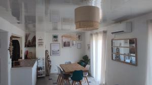 Posezení v ubytování T4 89m2, Cap d'Agde, Secteur Falaise, Vue mer, Clim, 8 pers, WIFI, 100 m plage