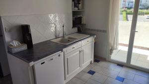 Kuchyň nebo kuchyňský kout v ubytování T4 89m2, Cap d'Agde, Secteur Falaise, Vue mer, Clim, 8 pers, WIFI, 100 m plage