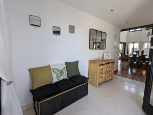 een woonkamer met een bank en een tafel bij Villa Vinka - El Valle Golf Resort in Lo Mendigo