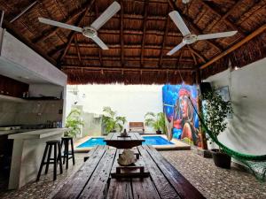 - un salon avec une table et une piscine dans l'établissement La Perle Noire - Auberge, à Cozumel