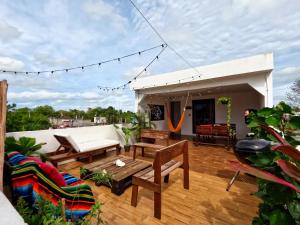 un patio avec des chaises et une table sur le toit dans l'établissement La Perle Noire - Auberge, à Cozumel
