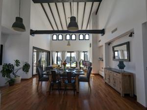 Lo Mendigo的住宿－Villa Vinka - El Valle Golf Resort，一间带桌椅的用餐室