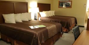 ein Hotelzimmer mit 2 Betten in einem Zimmer in der Unterkunft Newcastle Lodge & Convention Center in Newcastle