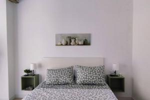 1 dormitorio con 1 cama con 2 mesitas de noche y 2 lámparas en Céntrico apartamento con vistas en Santa Cruz de Tenerife