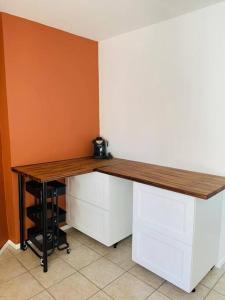 escritorio con encimera de madera en una habitación en Appartement Rangeuil Toulouse en Toulouse